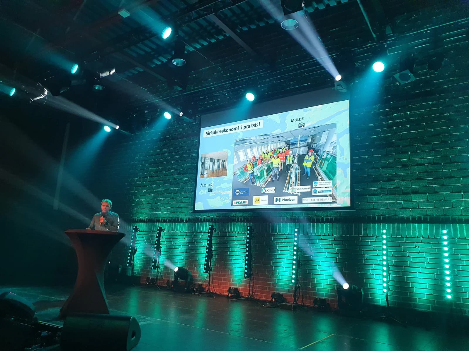 En foredragsholder ved talerstolen under Bygglarm 2022.