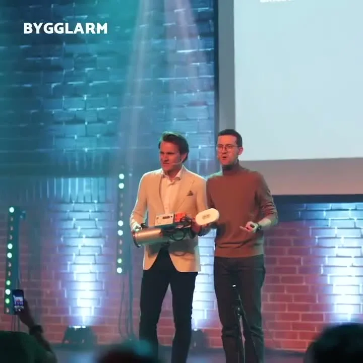 Musikere spiller på scenen foran teksten Bygglarm 2024.