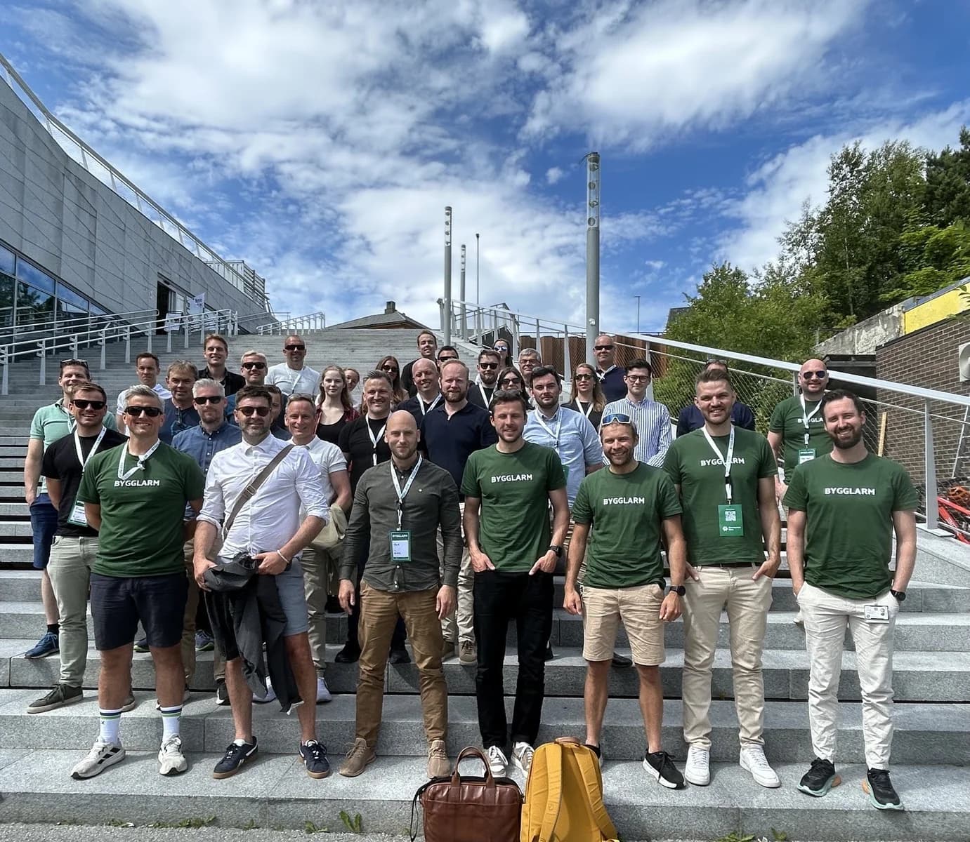 En gruppe Bygglarm-deltakere samlet utendørs i Molde.